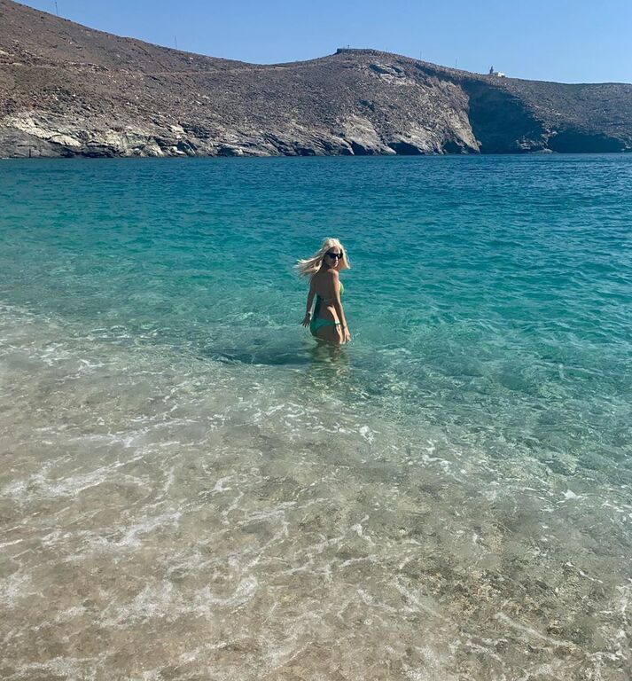 Ελένη Μενεγάκη: Νέες φώτο - Δείτε τη να παίζει στη θάλασσα με την κόρη της