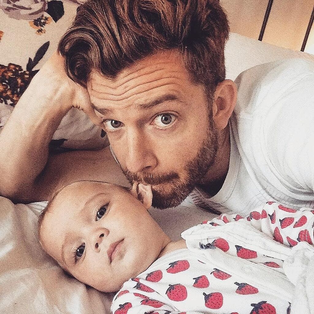 Η καθημερινότητα ενός μπαμπά με τις τέσσερις κόρες του μέσα από φωτογραφίες