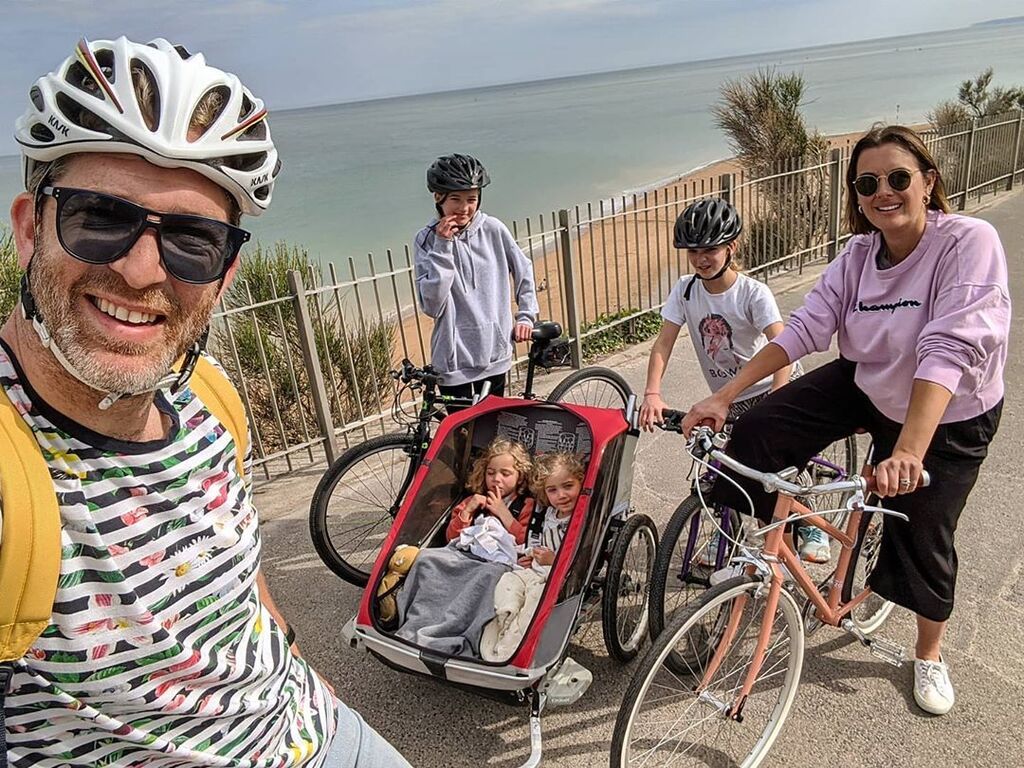 Η καθημερινότητα ενός μπαμπά με τις τέσσερις κόρες του μέσα από φωτογραφίες