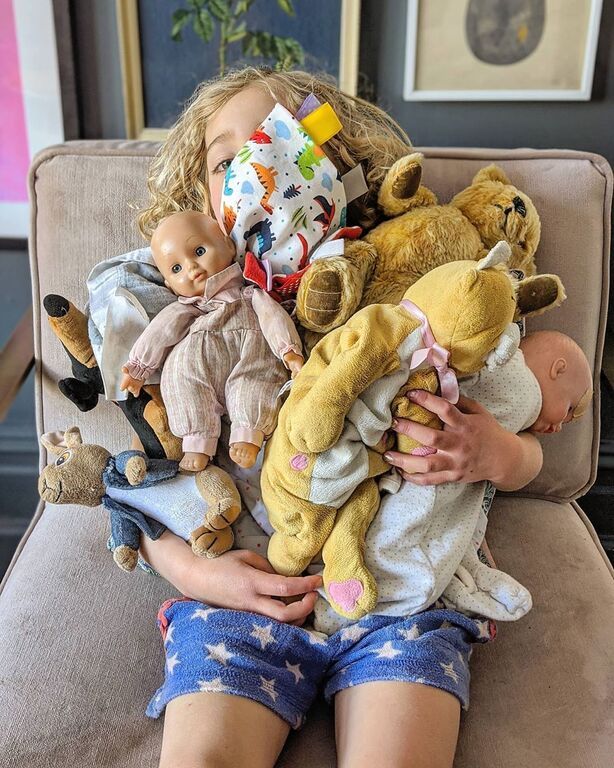 Η καθημερινότητα ενός μπαμπά με τις τέσσερις κόρες του μέσα από φωτογραφίες