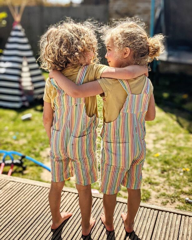 Η καθημερινότητα ενός μπαμπά με τις τέσσερις κόρες του μέσα από φωτογραφίες