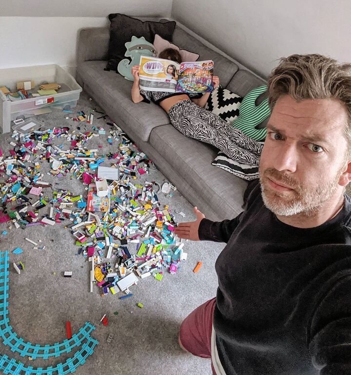 Η καθημερινότητα ενός μπαμπά με τις τέσσερις κόρες του μέσα από φωτογραφίες