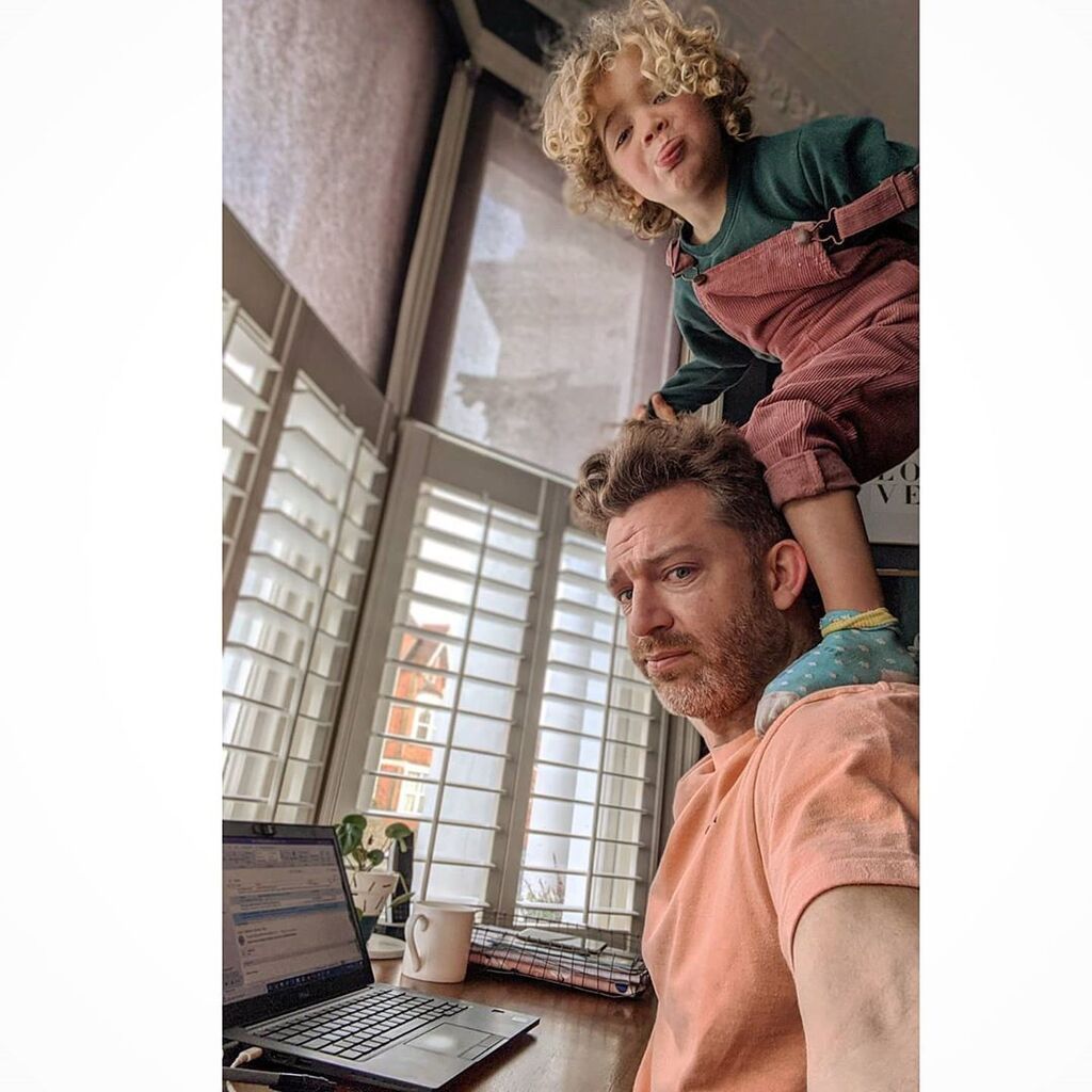 Η καθημερινότητα ενός μπαμπά με τις τέσσερις κόρες του μέσα από φωτογραφίες