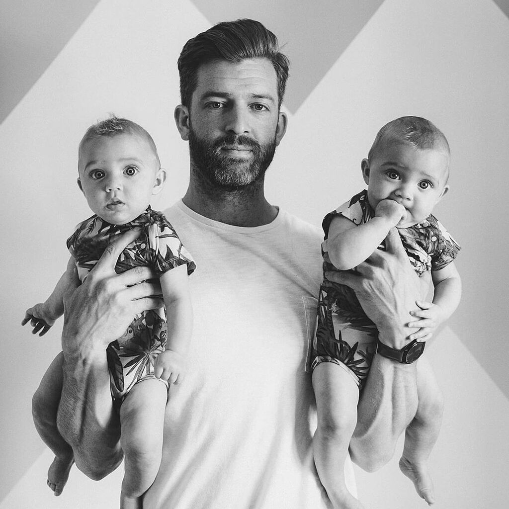 Η καθημερινότητα ενός μπαμπά με τις τέσσερις κόρες του μέσα από φωτογραφίες