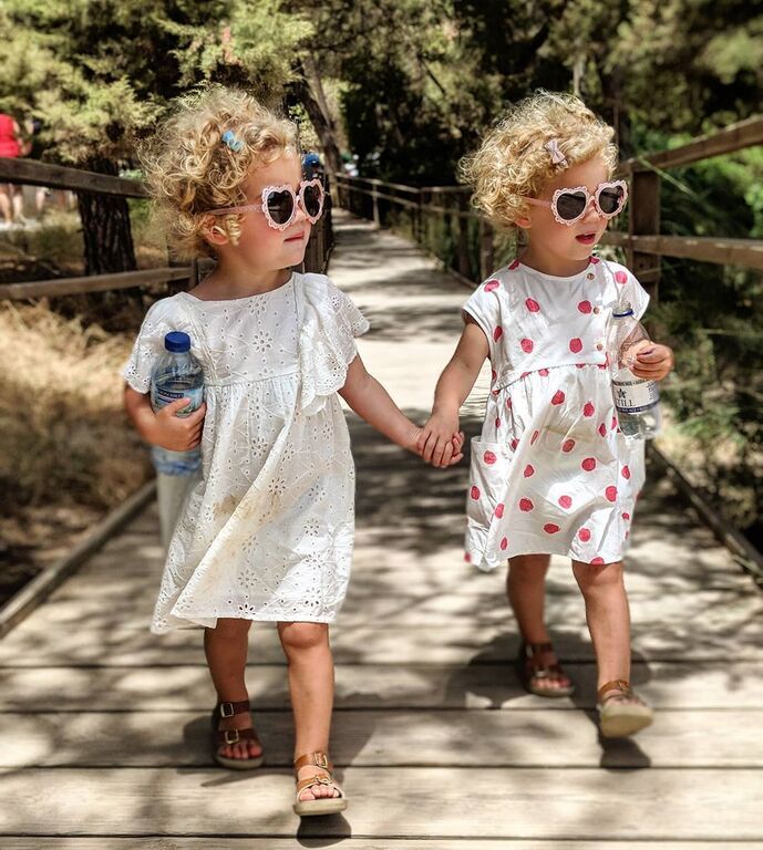 Η καθημερινότητα ενός μπαμπά με τις τέσσερις κόρες του μέσα από φωτογραφίες