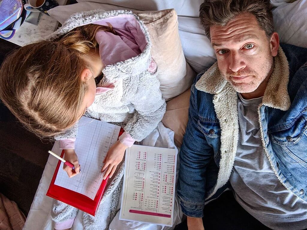 Η καθημερινότητα ενός μπαμπά με τις τέσσερις κόρες του μέσα από φωτογραφίες