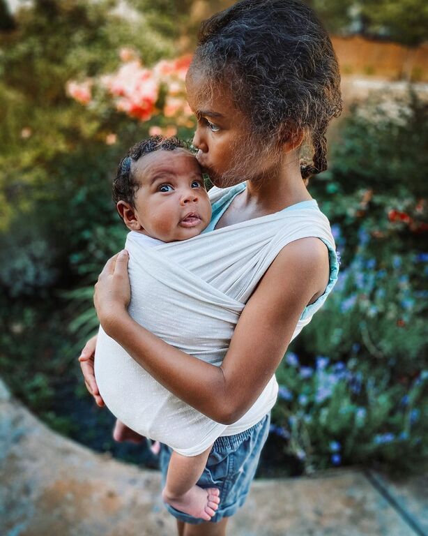 Luna: Το κορίτσι που φροντίζει τα μικρότερα αδέρφια της σαν μαμά (pics)