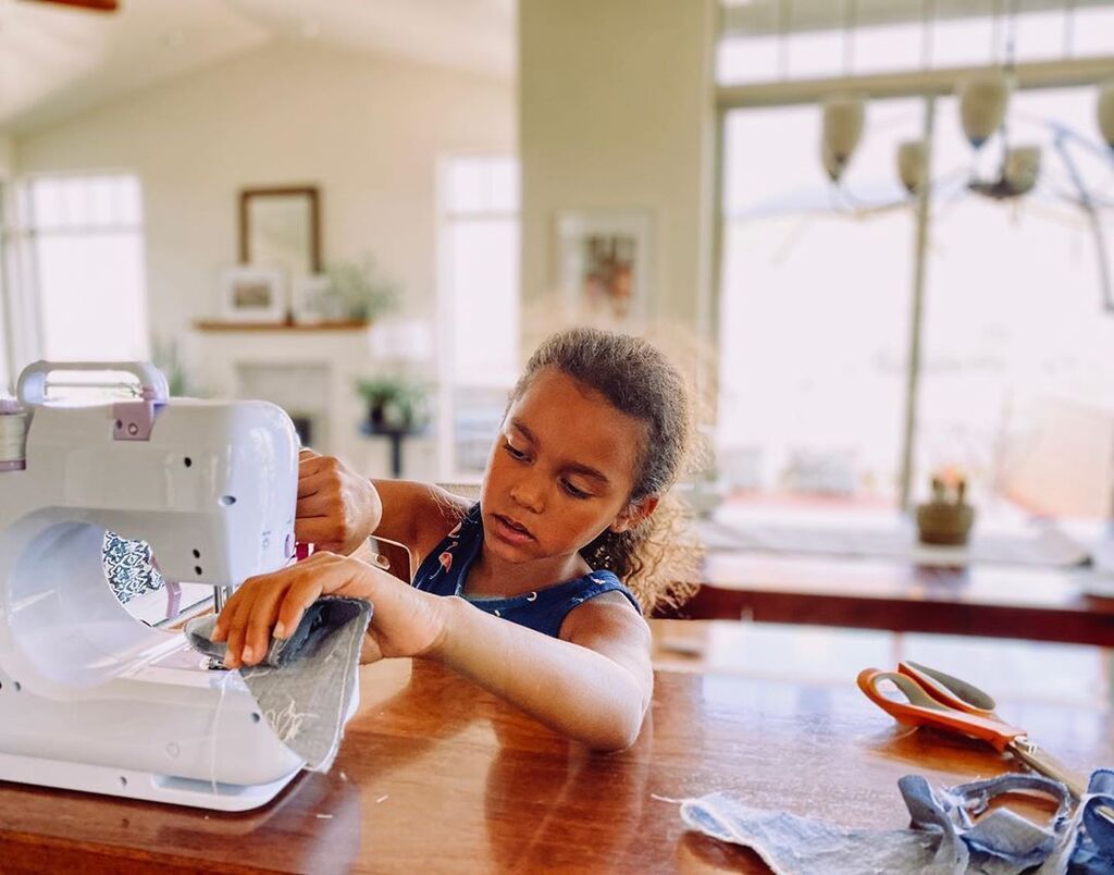 Luna: Το κορίτσι που φροντίζει τα μικρότερα αδέρφια της σαν μαμά (pics)