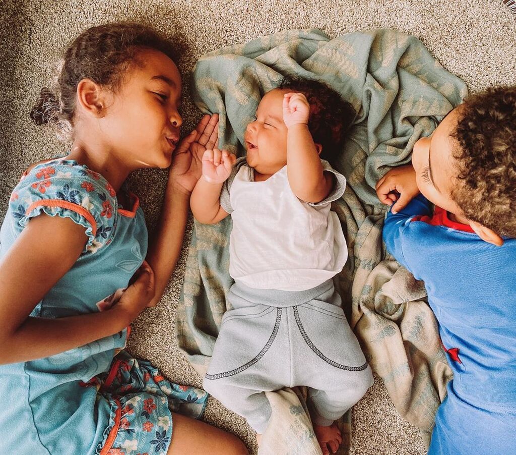 Luna: Το κορίτσι που φροντίζει τα μικρότερα αδέρφια της σαν μαμά (pics)