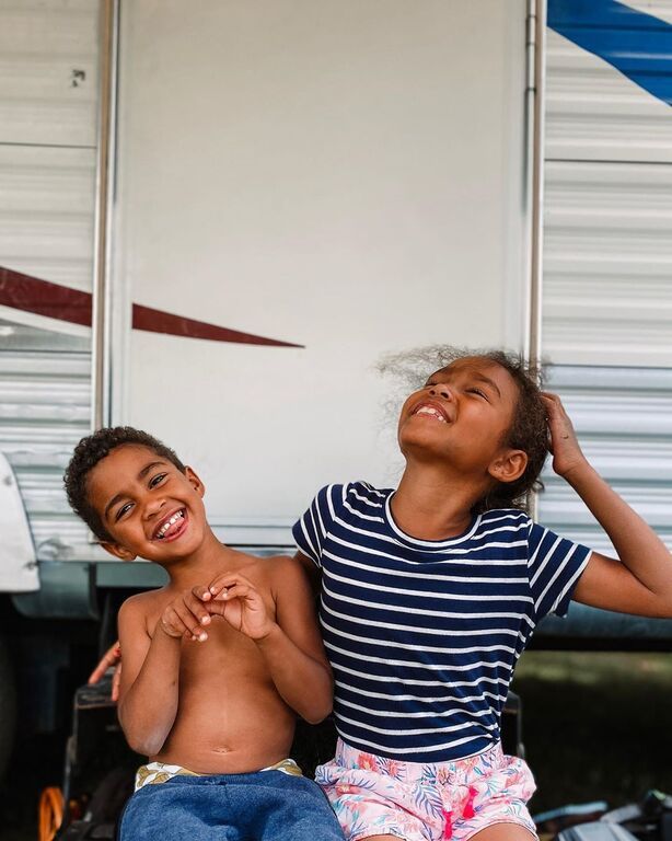 Luna: Το κορίτσι που φροντίζει τα μικρότερα αδέρφια της σαν μαμά (pics)