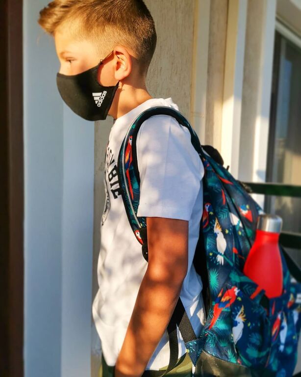 Μαρία Φραγκάκη: «O Νικόλας μου.
Ξύπνησε σήμερα πριν χτυπήσει το ξυπνητήρι.
Και μόλις άνοιξε τα μάτια του, φώναξε με ενθουσιασμό: "Μαμαααα, σχολείοοοο!!!" Ετοιμάστηκε σε χρόνο ντετέ & περίμενε με αγωνία το σχολικό που θα τον πήγαινε στην Ε' Δημοτικού. Δε