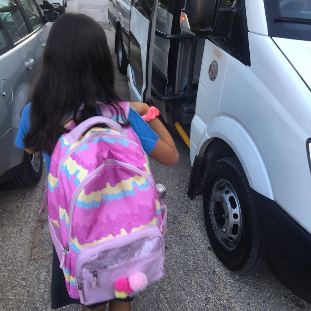 Όλγα Λαφαζάνη: «Πρώτη φορά μετά από 6 χρόνια δεν ήμουν εκεί για να την βάλω στο σχολικό ... Σηκώθηκα όμως νωρις το πρωί , της έφτιαξα το κολατσιό της, της έδωσα μια σφιχτή αγκαλιά και της ευχήθηκα να έχει μια συναρπαστική χρόνια ! Έν