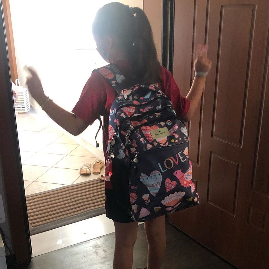 Πέγκυ Τρικαλιώτη: «Το μωρό μου με πλήρη εξάρτηση (Τσάντα, τετράδια, παγουρίνο μάσκα, αντισηπτικό κτλ...) έτοιμο να πετάξει ξανά! Καλή σου χρόνια αγαπη μου! Καλή χρονιά σε όλα τα παιδάκια και ο θεός Βοηθος! #mygirl #mylove #mylife #firstd