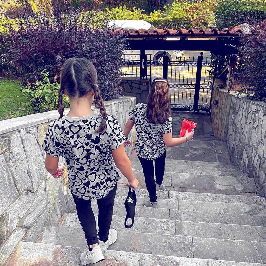 Χάρης Βαρθακούρης: "Καλή σχολική χρονιά σε όλα τα παιδάκια του κόσμου. Καλή χρονιά και στους δασκάλους και καθηγητές αλλά και στους γονείς.
Ξεκινάει μια δύσκολη περίοδος και θα πρέπει, ειδικά φέτος, να είμαστε διπλά υπομονετικοί και με πολλή κατανόηση.
