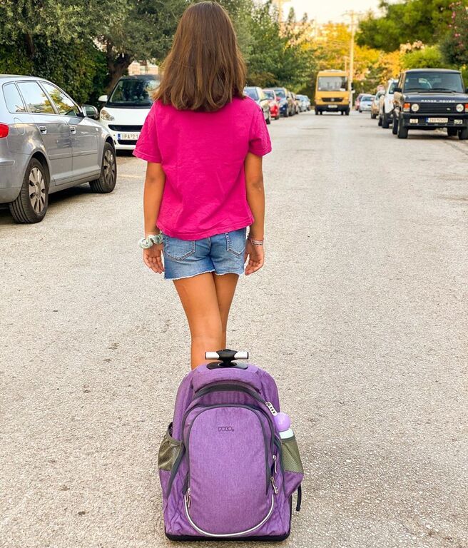 Δέσποινα Καμπούρη: "Την παρατηρώ και είναι σα να με βλέπω όταν ήμουν κοριτσάκι! Με τη διαφορά ότι εμένα δε με έπαιρνε το σχολικό το πρωί από το σπίτι μου. Έπρεπε να περπατήσω τέσσερα τετράγωνα για να φτάσω στο σχολείο. Εγώ βέβαια δε 