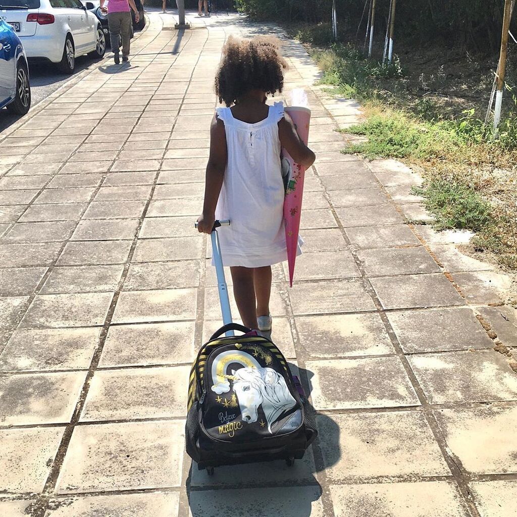 Βίκυ Βολιώτη: «Είναι μερικές, λιγοστές μέρες στη ζωή μας που είναι πραγματικά σημαδιακές. Μια από αυτές είναι η πρώτη μέρα που πηγαίνουμε σχολείο. Μια ζωή συναρπαστική ανοίγεται μπροστά μας εκείνη την ημέρα. Με χαρές, με λύπες, απογοητεύσεις, συνωμοσίες, 