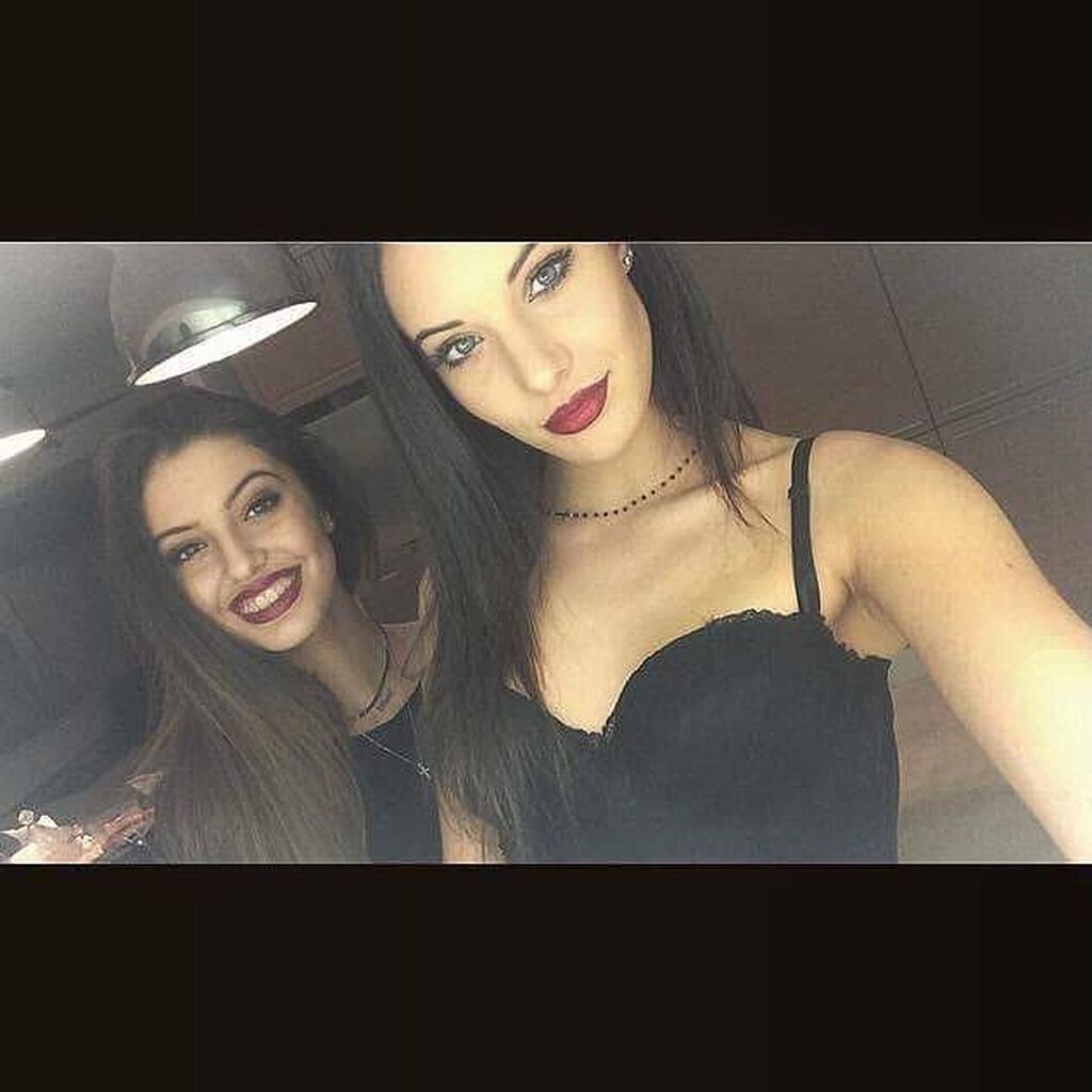 Δανάη και Νεφέλη Λιβιεράτου, κόρες της κούκλας Εύης Αδάμ