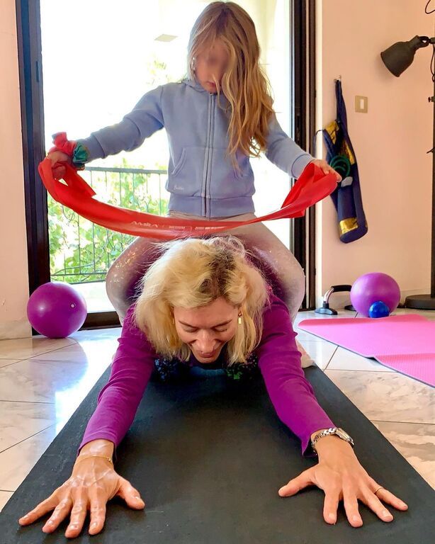 Ζέτα Δούκα: Η κόρη της τακτοποιεί τα παιχνίδια μαζί με τον μπαμπά της  