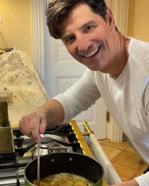 Σάκης Ρουβάς: 'Εφτιαξε ένα φοβερό γλυκό για την οικογένειά του