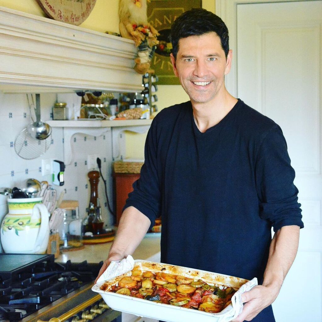 Σάκης Ρουβάς: 'Εφτιαξε ένα φοβερό γλυκό για την οικογένειά του