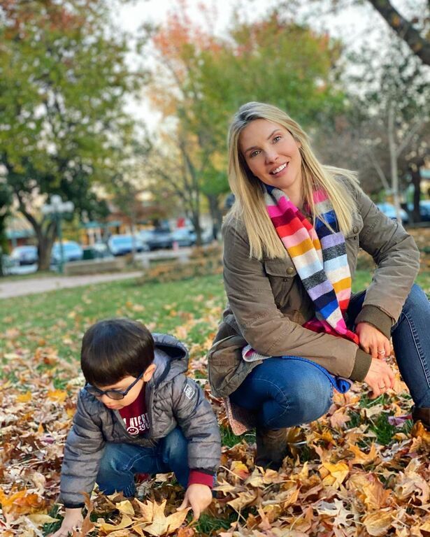 Ελληνίδα μαμά μας δείχνει το χέρι της μετά την επίσκεψη σε αλλεργιολόγο 