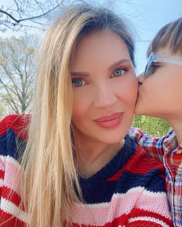 Ελληνίδα μαμά μας δείχνει το χέρι της μετά την επίσκεψη σε αλλεργιολόγο 