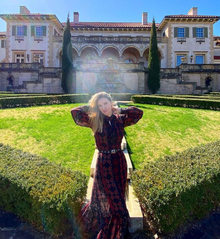 Ελληνίδα μαμά μας δείχνει το χέρι της μετά την επίσκεψη σε αλλεργιολόγο 