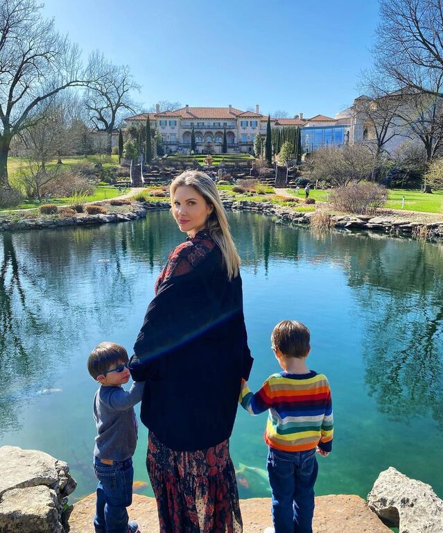 Ελληνίδα μαμά μας δείχνει το χέρι της μετά την επίσκεψη σε αλλεργιολόγο 