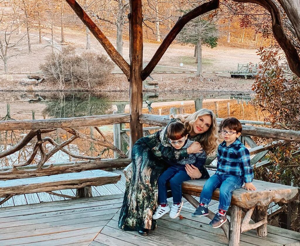 Ελληνίδα μαμά μας δείχνει το χέρι της μετά την επίσκεψη σε αλλεργιολόγο 