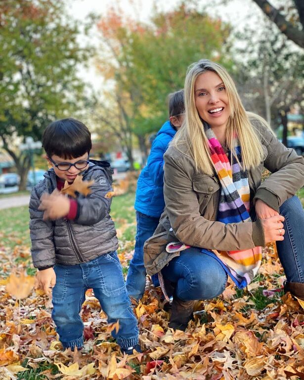Ελληνίδα μαμά μας δείχνει το χέρι της μετά την επίσκεψη σε αλλεργιολόγο 