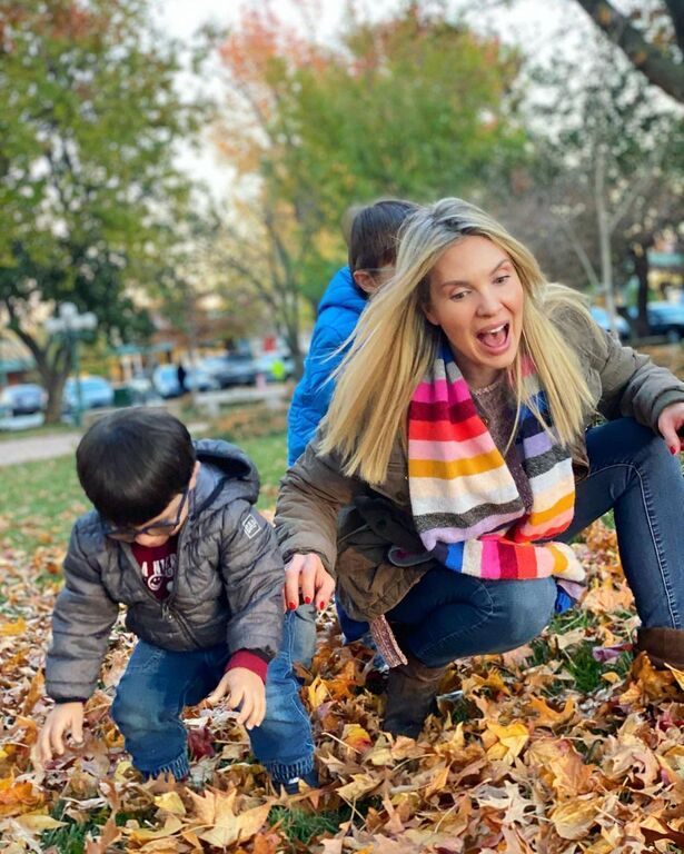 Ελληνίδα μαμά μας δείχνει το χέρι της μετά την επίσκεψη σε αλλεργιολόγο 