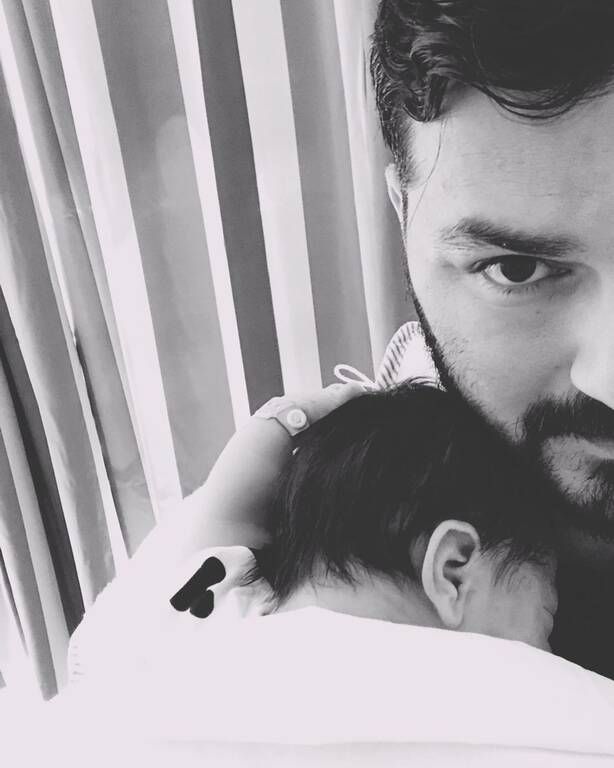 Μπαμπάς για πρώτη φορά έγινε στις 20/5 ο  Γιάννης Απέργης που τον γνωρίσαμε καλύτερα μέσα από την επιτυχημένη σειρά του ΑΝΤ1 "Παρουσιάστε".