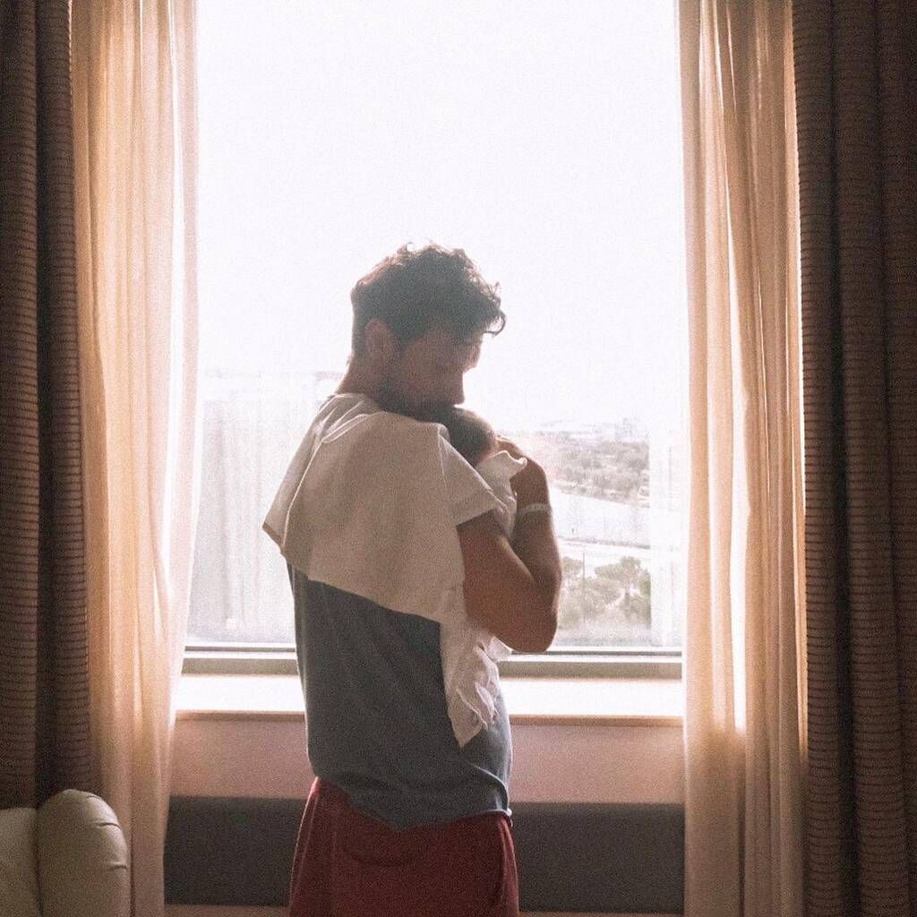 Ο Ορφέας Αυγουστίδης έγινε μπαμπάς στις 6 Απριλίου και πλέον ...γιορτάζει κάθε μέρα.