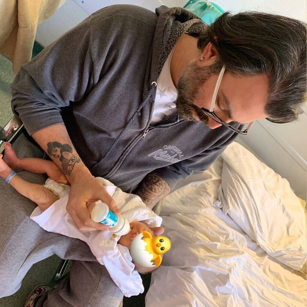 O γνωστός τραγουδιστής  Zanis των Knock Out και η σύζυγός του, Μαρία Αγγελάτου, έγιναν για πρώτη φορά γονείς στις 23 Μαρτίου και έκτοτε μοιράζονται αρκετές στιγμές στο Instagram με το νέο μέλος της οικογένειάς τους.