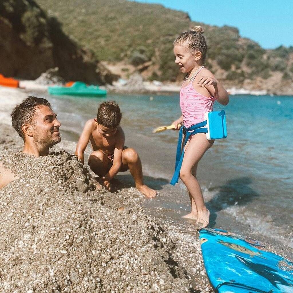 Στέλιος Χανταμπάκης: Παιχνίδια στην άμμο με τα παιδιά του - Απίθανες φώτο