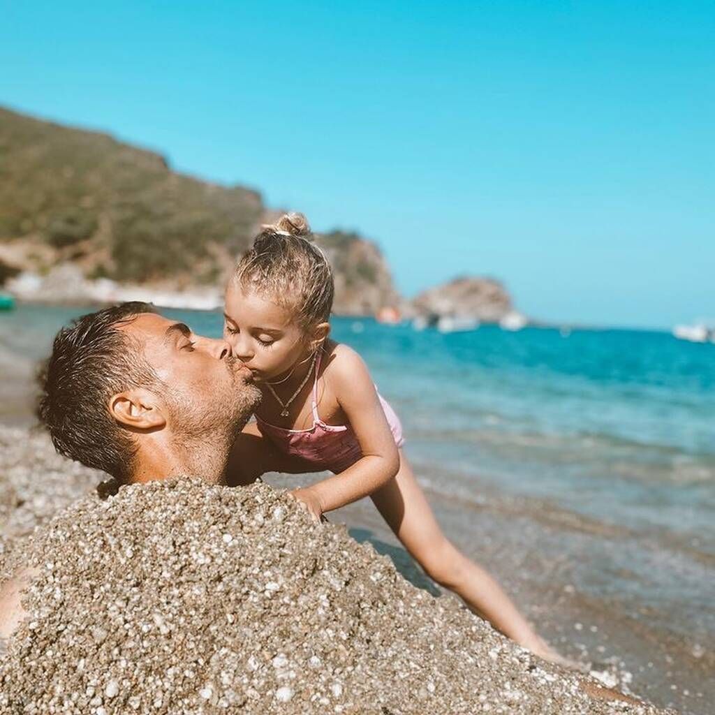 Στέλιος Χανταμπάκης: Παιχνίδια στην άμμο με τα παιδιά του - Απίθανες φώτο