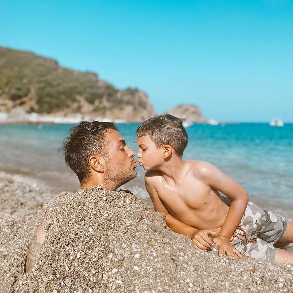 Στέλιος Χανταμπάκης: Παιχνίδια στην άμμο με τα παιδιά του - Απίθανες φώτο