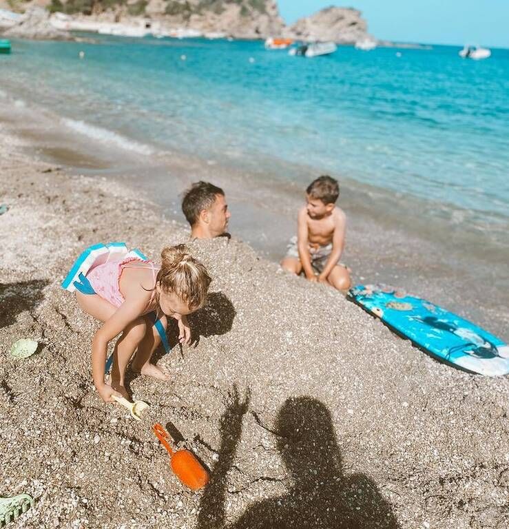 Στέλιος Χανταμπάκης: Παιχνίδια στην άμμο με τα παιδιά του - Απίθανες φώτο