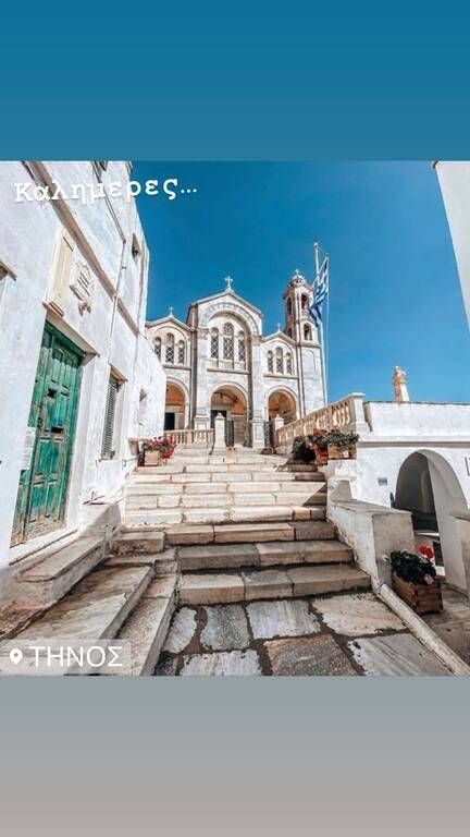 O Γιώργος Λιάγκας βρίσκεται στην Τήνο με τους γιους του για διακοπές.