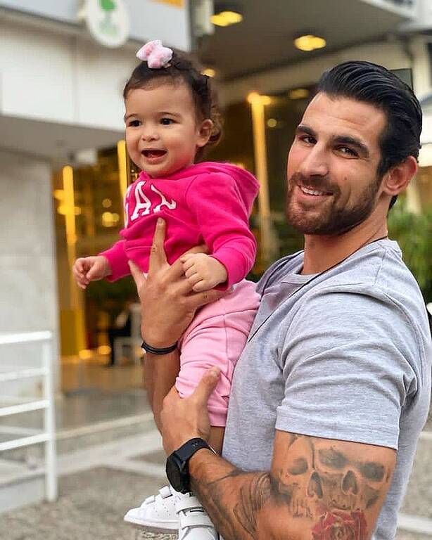 Ετεοκλής Παύλου: Φωτογραφίζεται με την κόρη του και φόντο το ηλιοβασίλεμα