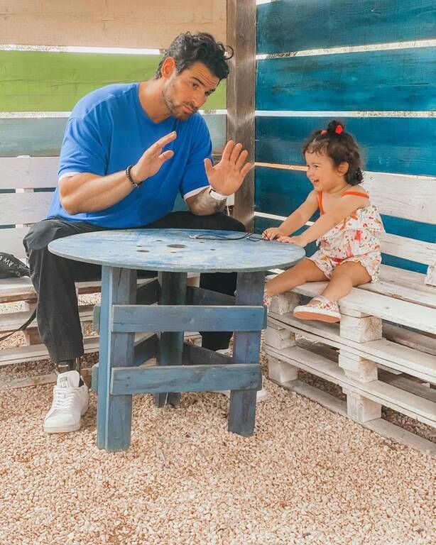 Ετεοκλής Παύλου: Φωτογραφίζεται με την κόρη του και φόντο το ηλιοβασίλεμα