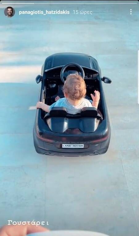 Παναγιώτης Χατζηδάκης: Ο γιος του απολαμβάνει τη βόλτα με το καινούριο του όχημα.