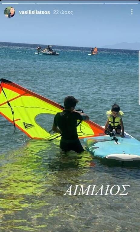 Βασίλης Λιάτσος: Οι γιοι του απόλαυσαν τα παιχνίδια στη θάλασσα. Εδώ βλέπετε τον Αιμίλιο να επιχειρεί να κάνει kitesurfing