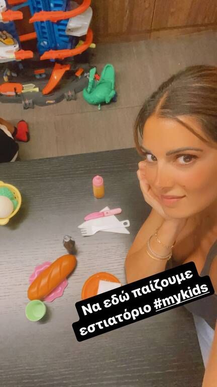  Σταματίνα Τσιμτσιλή: Μαγειρεύει αγκαλιά με τον γιο της - Υπέροχες φώτο