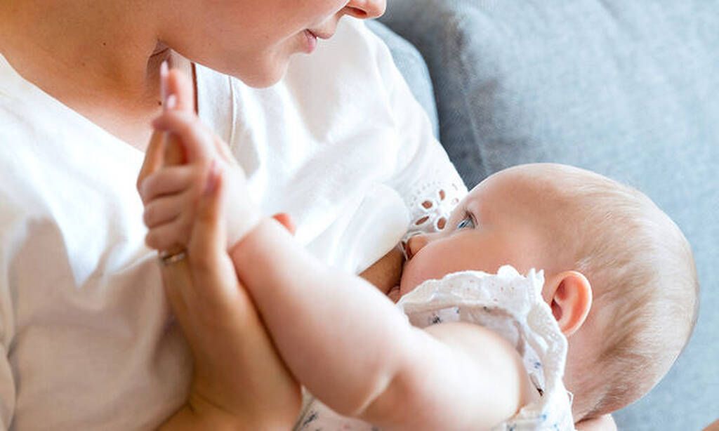 Το μητρικό γάλα είναι λίγο
Μια μικρή καθυστέρηση στην παραγωγή μητρικού γάλακτος συνήθως δεν αποτελεί πρόβλημα. Εάν συνεχίσει, ωστόσο, θα μπορούσε να είναι επικίνδυνο για το μωρό σας, καθώς το θέτει σε κίνδυνο αφυδάτωσης, ίκτερου και απώλειας βάρους .
Ε