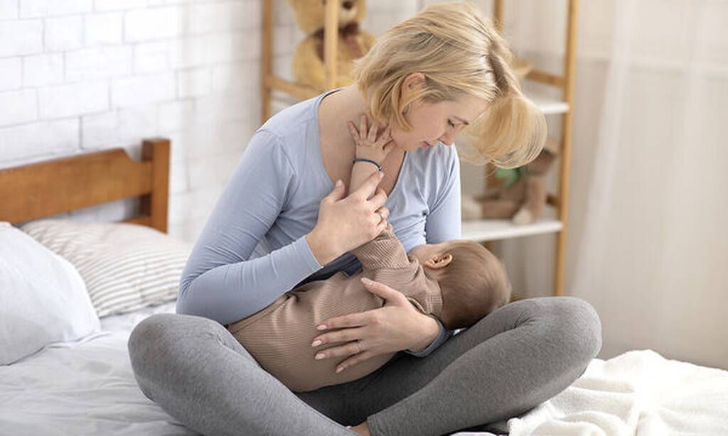 Έχετε πυρετό
Εάν αρρωστήσετε, θα θέλετε να συνεχίσετε να θηλάζετε . Απλώς φροντίστε να καλέσετε το γιατρό σας το συντομότερο δυνατό για να σας υποδείξει την θεραπεία που πρέπει να ακολουθήσετε.