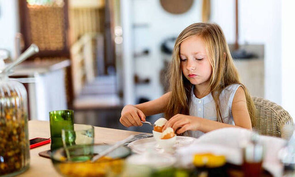 Βοηθήστε τα παιδιά στην κατανόηση της πείνας και του κορεσμού: Τα παιδιά συνήθως είναι σε θέση να καταλαβαίνουν πότε πεινούν και πότε έχουν χορτάσει, γι’αυτό και η πίεσή σας να αδειάσουν το πιάτο τους μπορεί να έχει αρνητική επίδραση στις διατροφικές τους