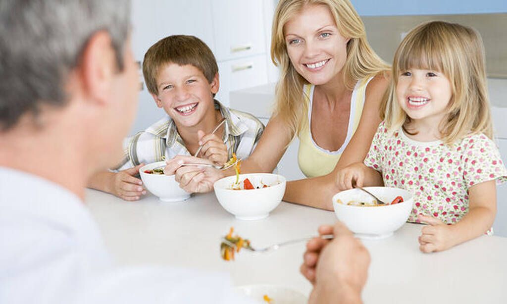 Αφήστε τα παιδιά να σας βοηθούν στην κουζίνα: Ανάλογα με την ηλικία τους μπορείτε να τα αφήσετε να σας βοηθούν σε διάφορα στάδια. Για παράδειγμα, παιδιά 2 ετών μπορούν κόψουν με τα χέρια τους μαλακές τροφές, παιδιά 3 ετών μπορούν να σας βοηθήσουν στην προ