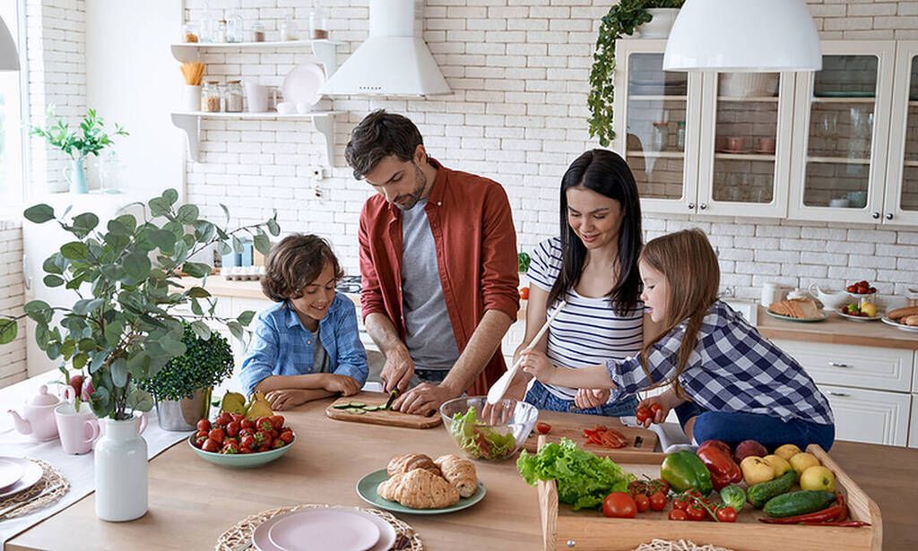 Γίνετε εσείς το παράδειγμα προς μίμηση: Οι δικές σας διατροφικές επιλογές επηρεάζουν τα παιδιά από πολύ μικρή ηλικία: Έτσι, για παράδειγμα, αν σας βλέπουν να καταναλώνετε συχνά φρούτα και λαχανικά είναι πιο πιθανό να υιοθετήσουν κι εκείνα αυτή τη συνήθεια