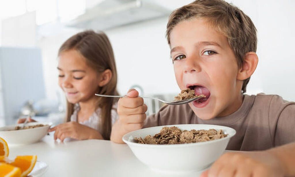 Βοηθήστε τα παιδιά να αγαπήσουν ποικιλία τροφίμων: Η αποδοχή ενός νέου τροφίμου από το παιδί μπορεί να αποδειχθεί δύσκολη υπόθεση, καθώς πολλά παιδιά αντιστέκονται σε νέες γεύσεις κρίνοντας πολλές φορές ένα τρόφιμο και από την εμφάνιση. Είναι ωστόσο σημαν